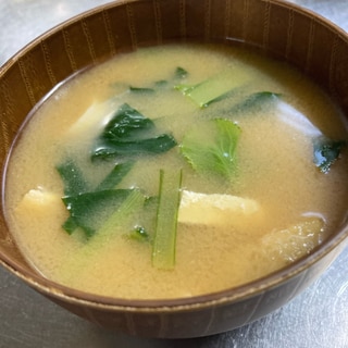 小松菜とちくわと油揚げの味噌汁